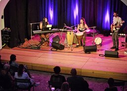 31.08.2024_Koncert Liron Meyuhas_Třeboň 105_pódium