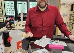 Kasička Lázeňská optika Třeboň ulice Svobody