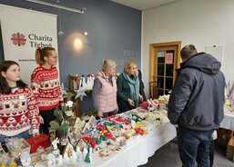 Dobrovolnice na stánku Charity Třeboň v divadle